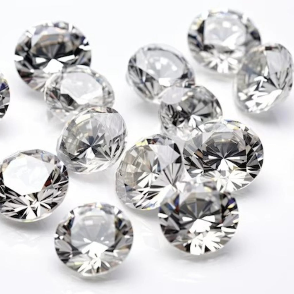 Loose round brilliant diamonds, close-up cluster of white stones with sparkle facets