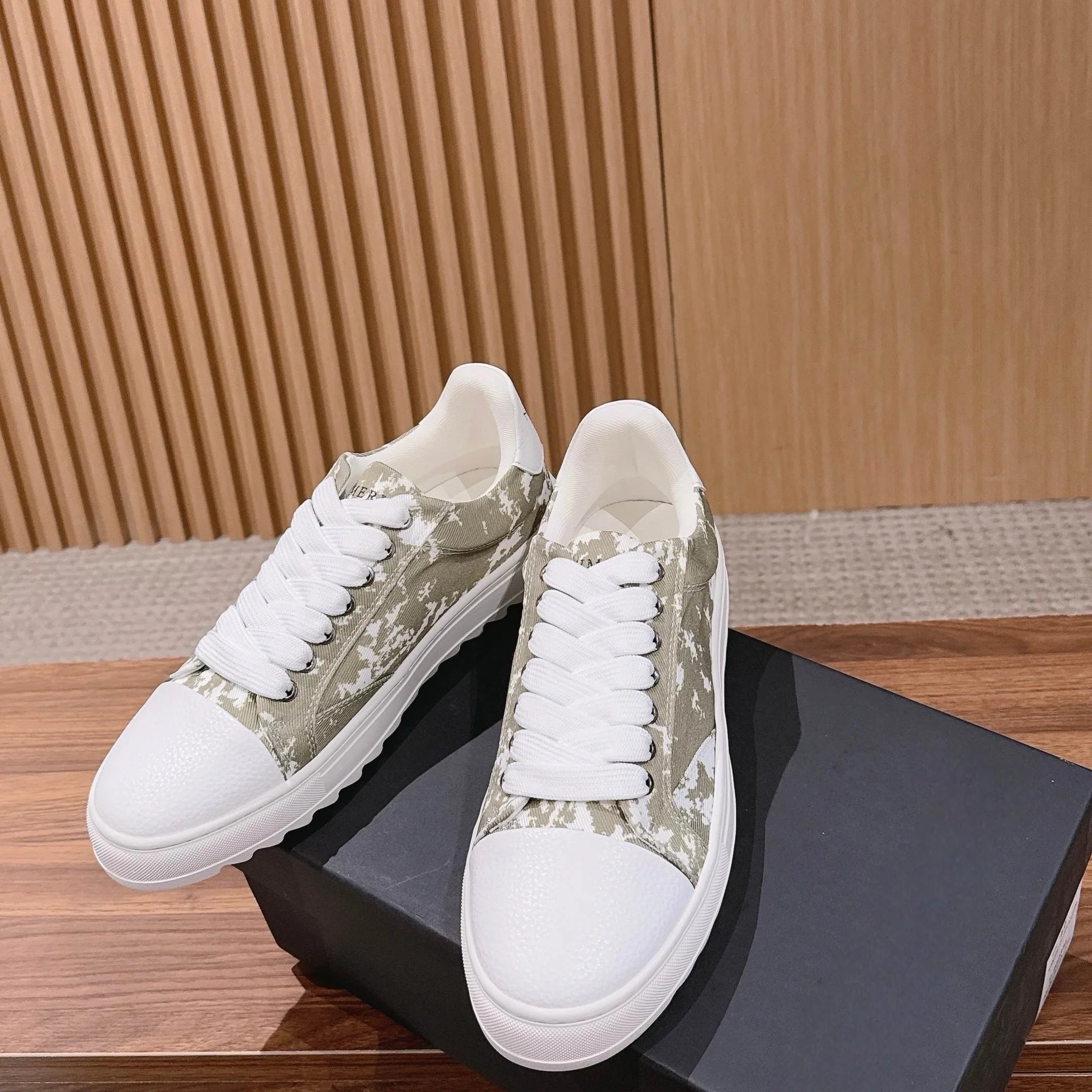 High-Quality Designer Style Women's Glitter & Canvas Mixed Casual Sneakers Multi-Color Options for Wholesale