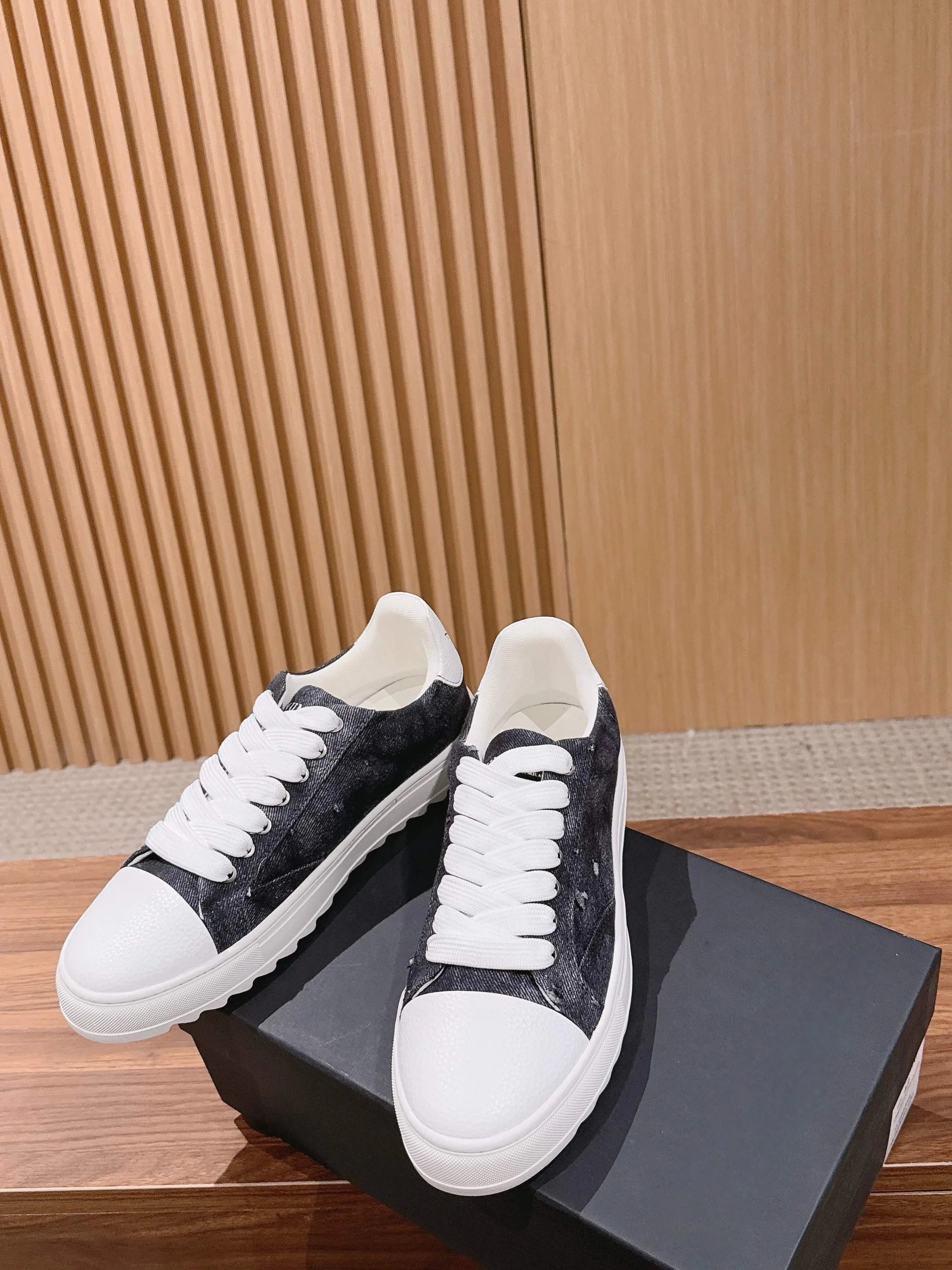 High-Quality Designer Style Women's Glitter & Canvas Mixed Casual Sneakers Multi-Color Options for Wholesale