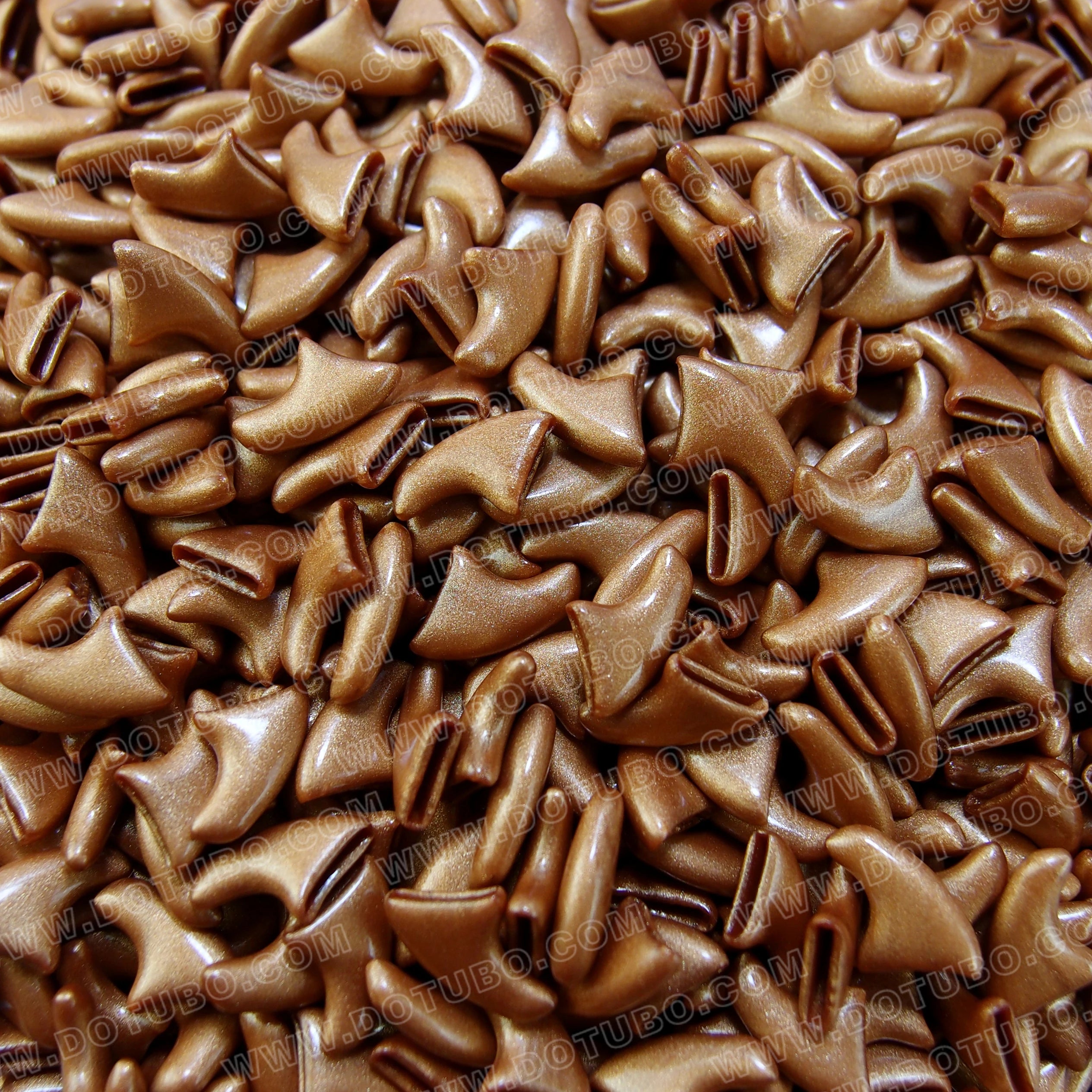 Metallic gold soft cat nail caps for scratch protection. 20-piece set includes safe adhesive for easy claw application.