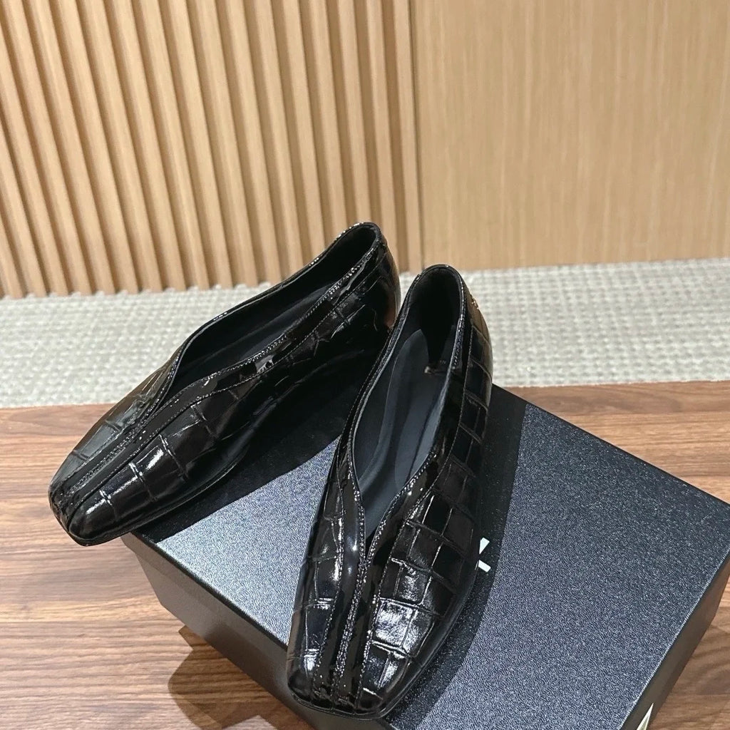 Autumn Women's Fashionable crocodile Pattern Embossed Calfskin Patent Leather Brand New Black Leather Shoes with Tag