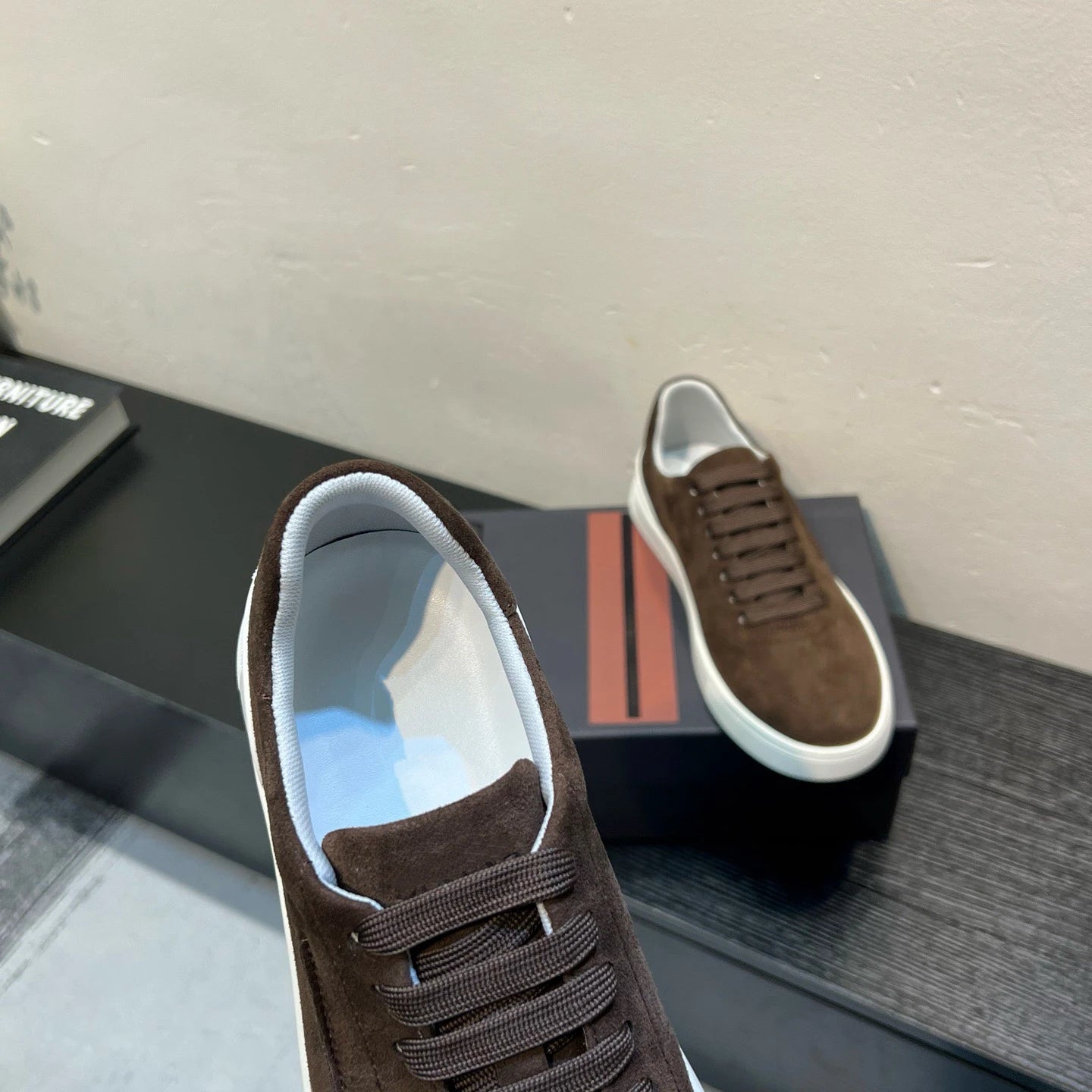 High Quality Designer Style Men Suede Low Top Lace-Up Sneakers Luxury Solid Color Casual Walking Flat Shoes Soft Mesh Cushioning