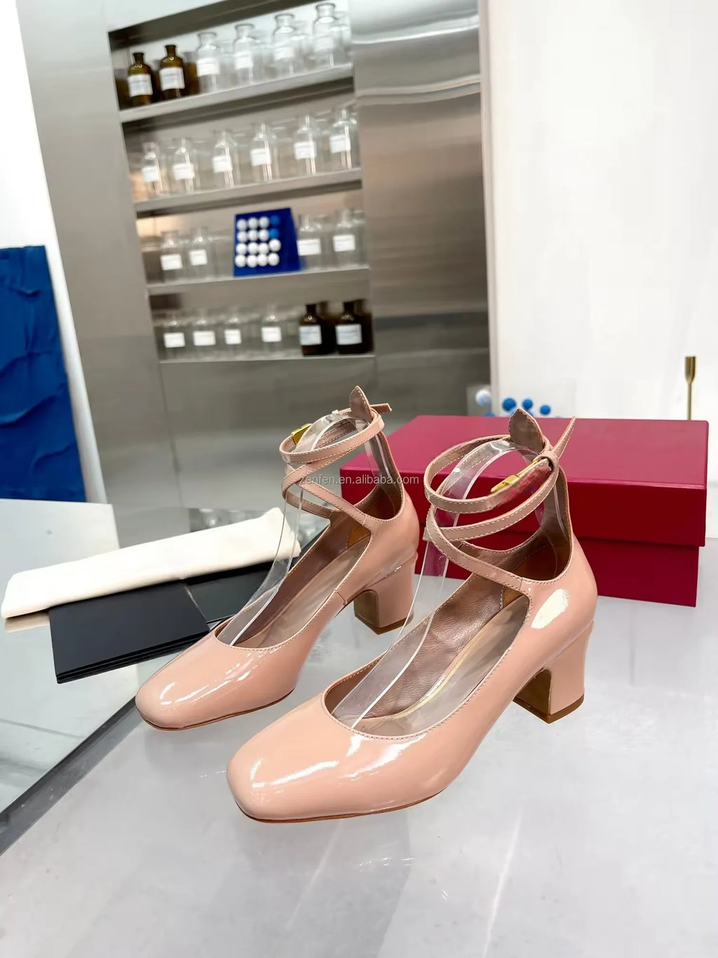 Famous Brand Top Quality Stock 2025 Spring and Summer Patent Leather Version V-button Classic Sandals for Women