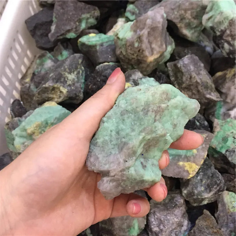 Semi Precious Crystal Home Decor Rough Uncut Emerald Stone Large Feng Shui Stone Eco-friendly Love Natural Polished Green 1kg
