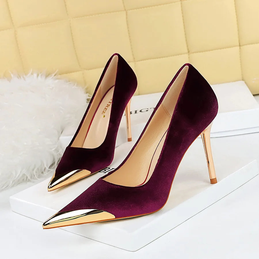 2026 New Collection Women's Luxury Light Heel Pumps Sleek Stiletto Heels Logo Metal Pointed Toes Velvet Upper Formal Events