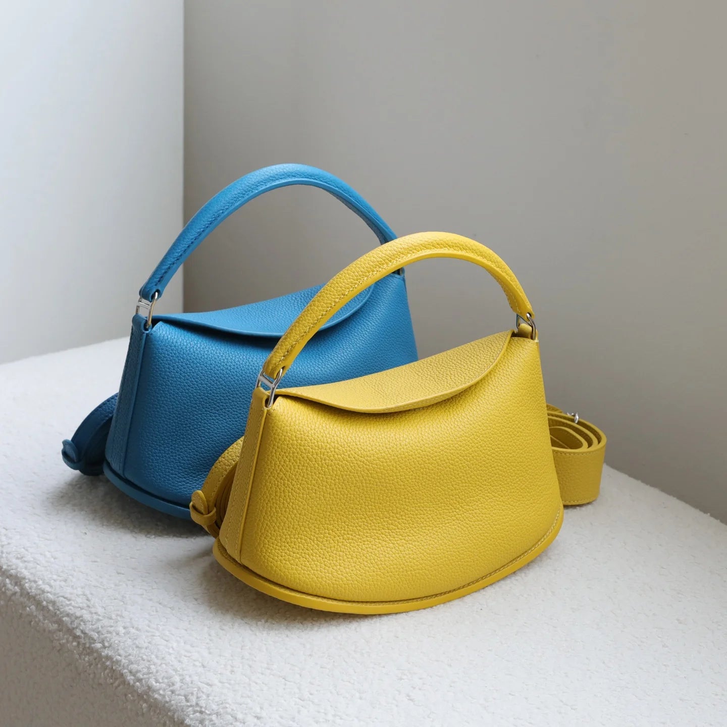 Elegant Luxury Commuting Top-Layer Cowhide Handbag Two Straps Magnetic Closure Pillow Shape Simple Casual Waterproof