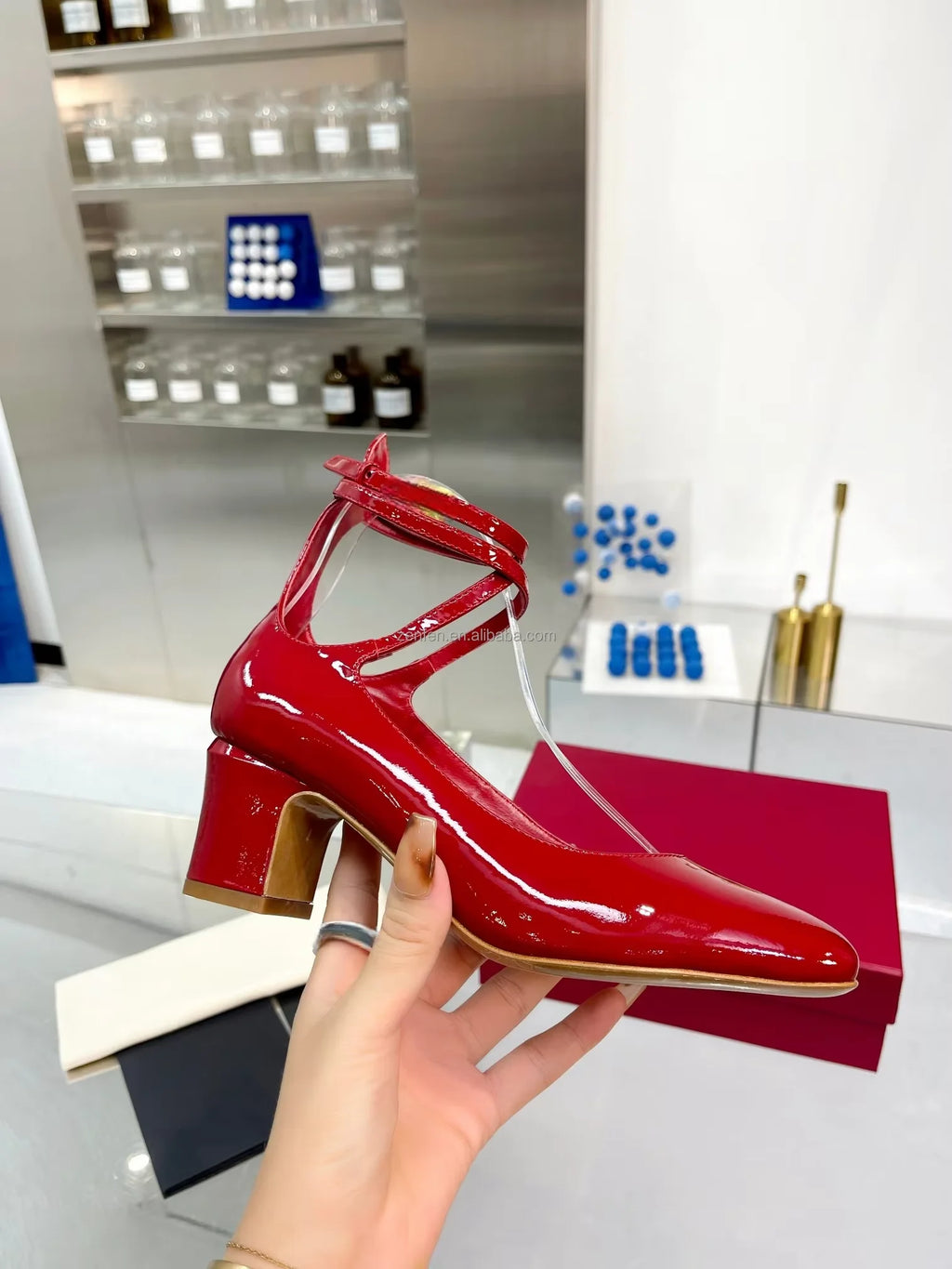 Famous Brand Top Quality Stock 2025 Spring and Summer Patent Leather Version V-button Classic Sandals for Women