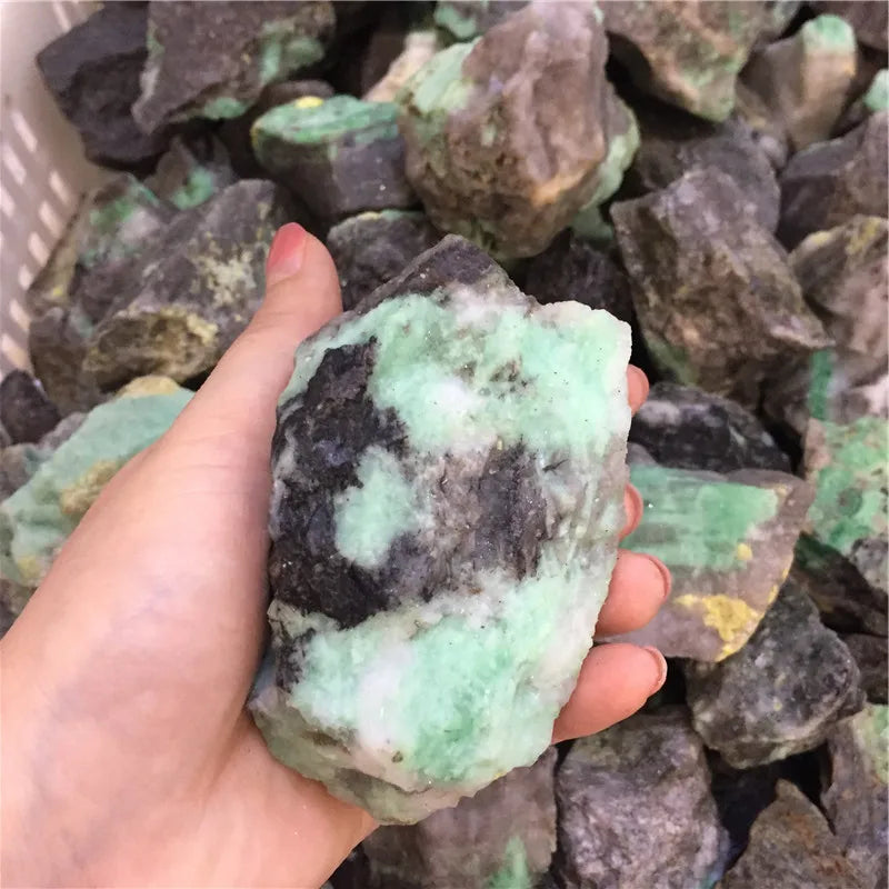 Semi Precious Crystal Home Decor Rough Uncut Emerald Stone Large Feng Shui Stone Eco-friendly Love Natural Polished Green 1kg