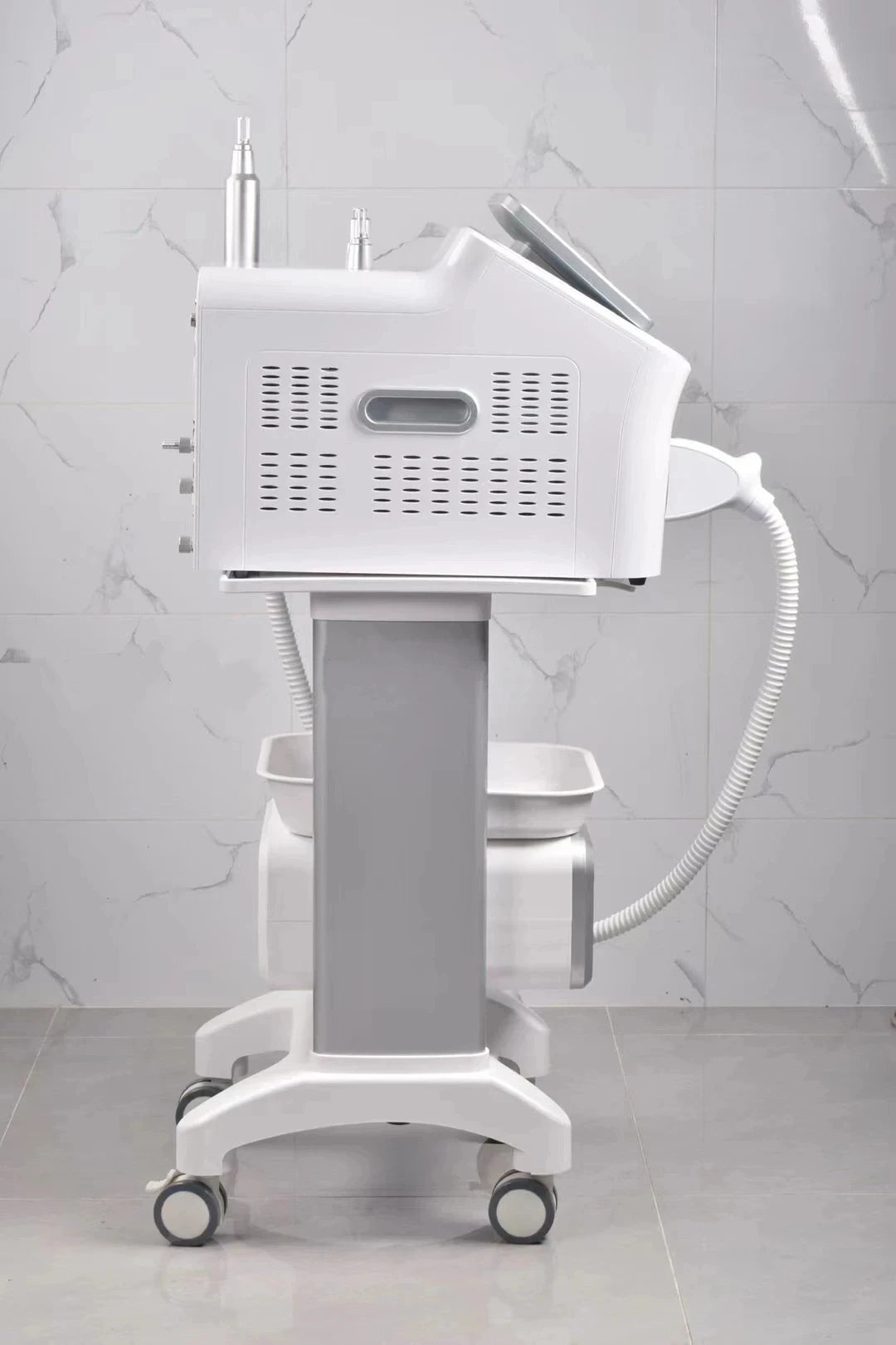 Portable white 4000W Nd:YAG Picosecond laser machine for professional tattoo removal on a rolling stand.