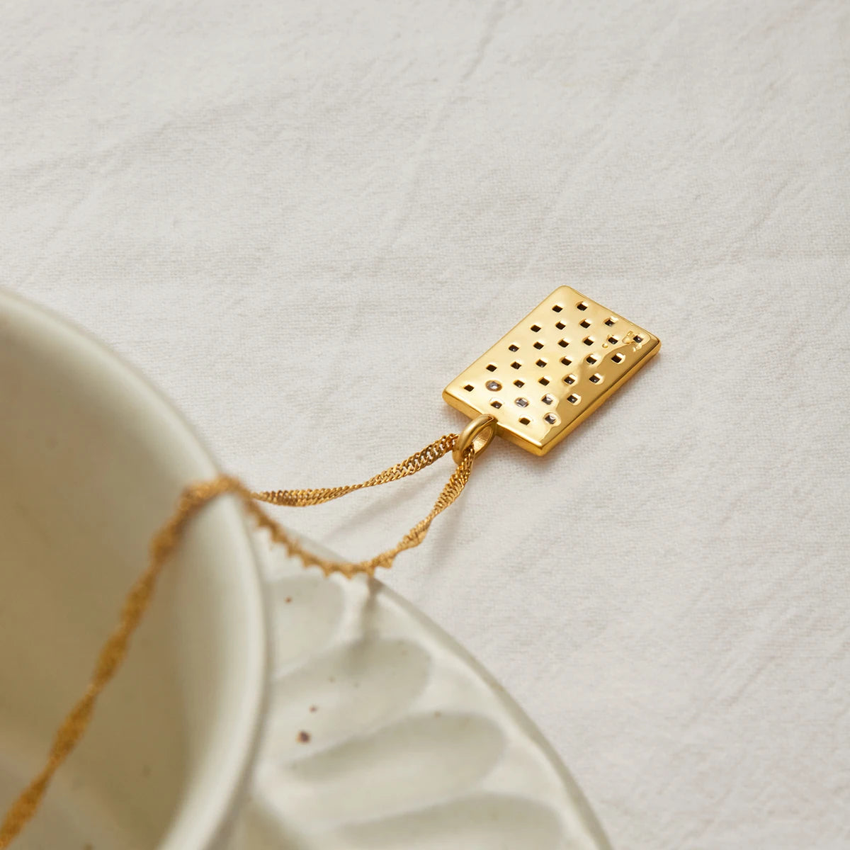 Yori New Arrival Handmade Summer Jewelry 18K PVD Plated Waterproof Statement Rectangular Pendant Necklace
