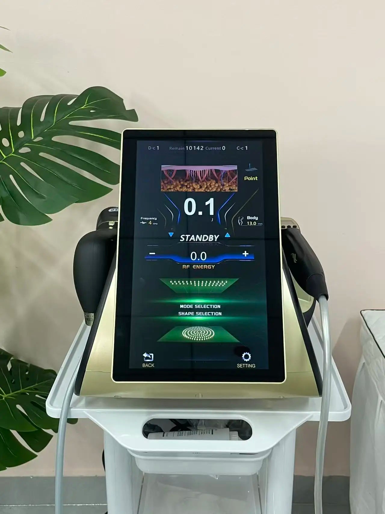 22D MAX HIFU beauty machine with touchscreen interface for professional facial tightening and body slimming treatments.