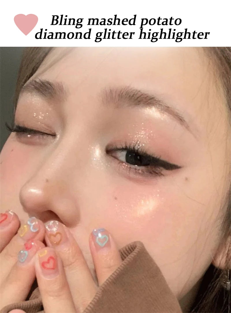 Tidesmit LEE INTO highlighter powder texture close-up featuring silky pearlescent shimmer for long-lasting face makeup
