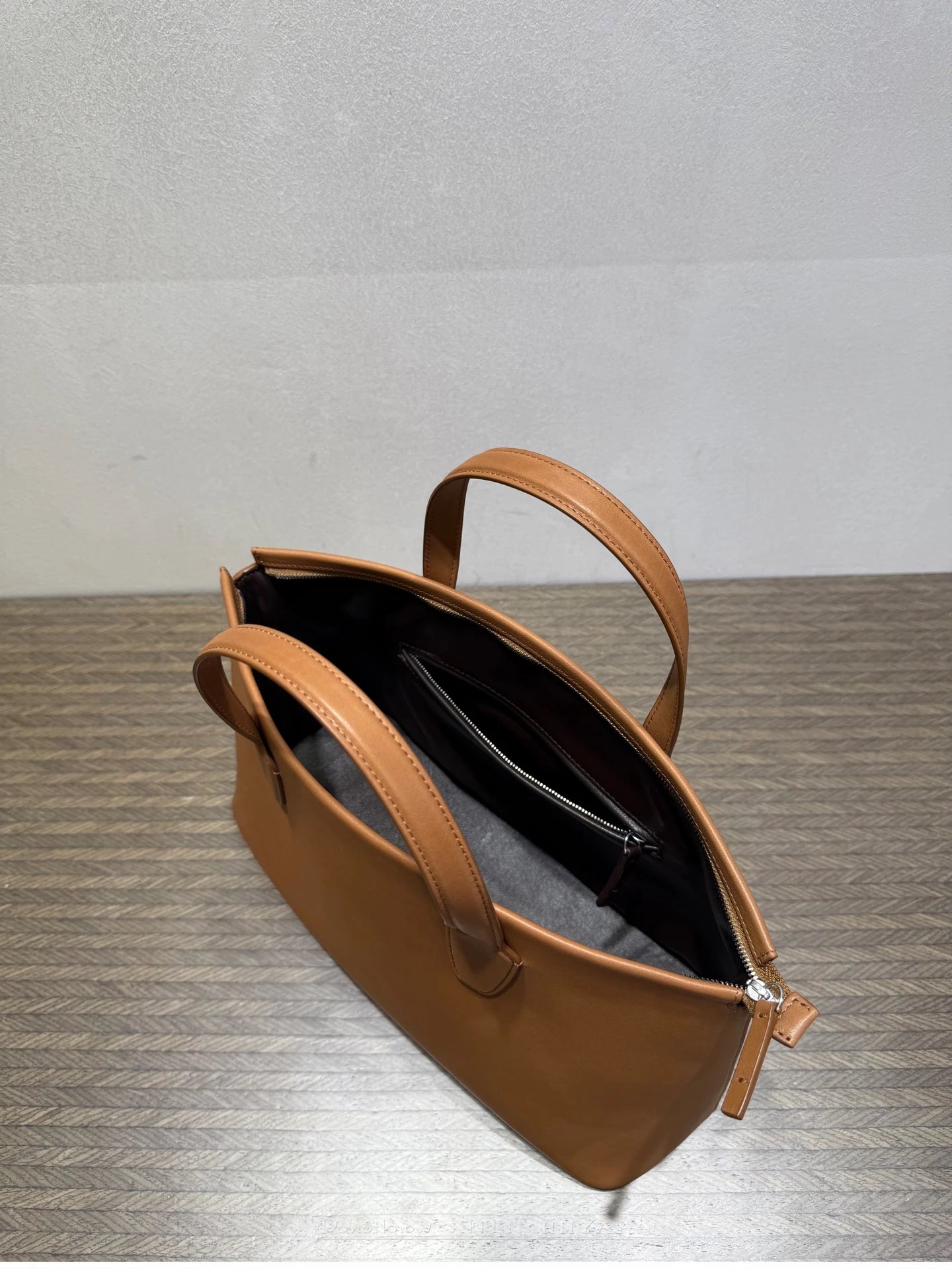 Vintage Genuine Leather Handbag Women Sheepskin Lining Soft Retro Top Grain Cowhide  Water Absorbing Large Capacity Commuter