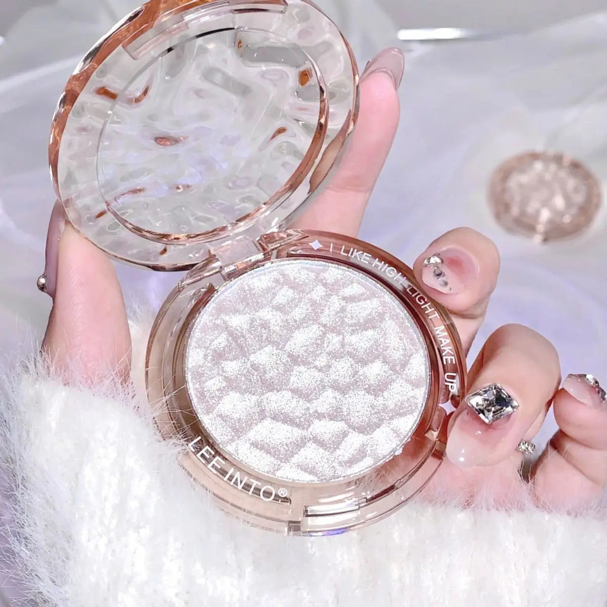 Tidesmit LEE INTO face makeup highlighter powder texture close-up featuring fine shimmer and silky mashed potato finish