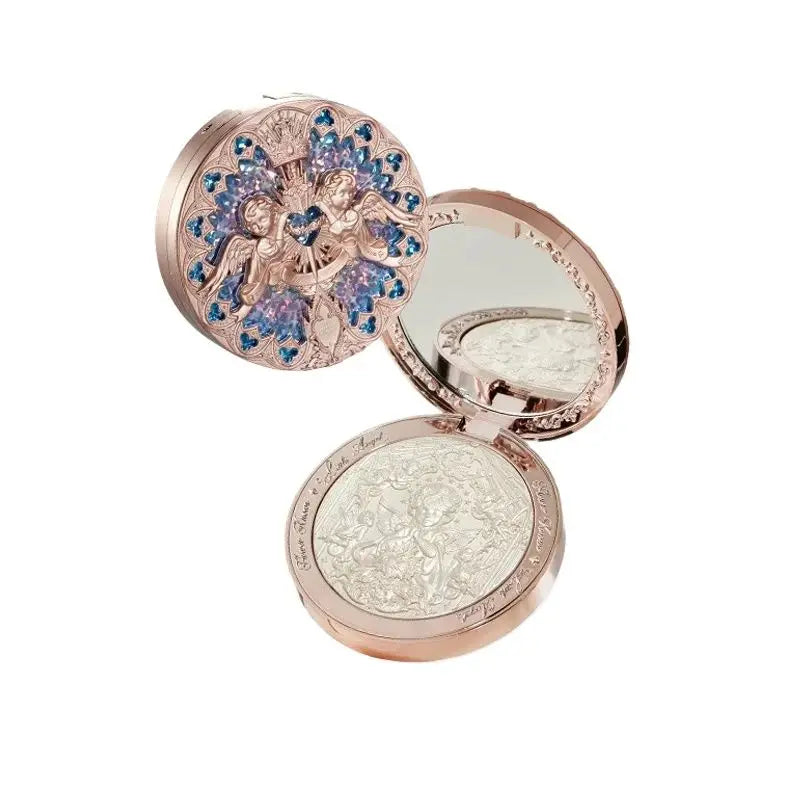 Tidesmit Flower Knows Little Angel Relief Highlight powder texture close-up for radiant face makeup contouring