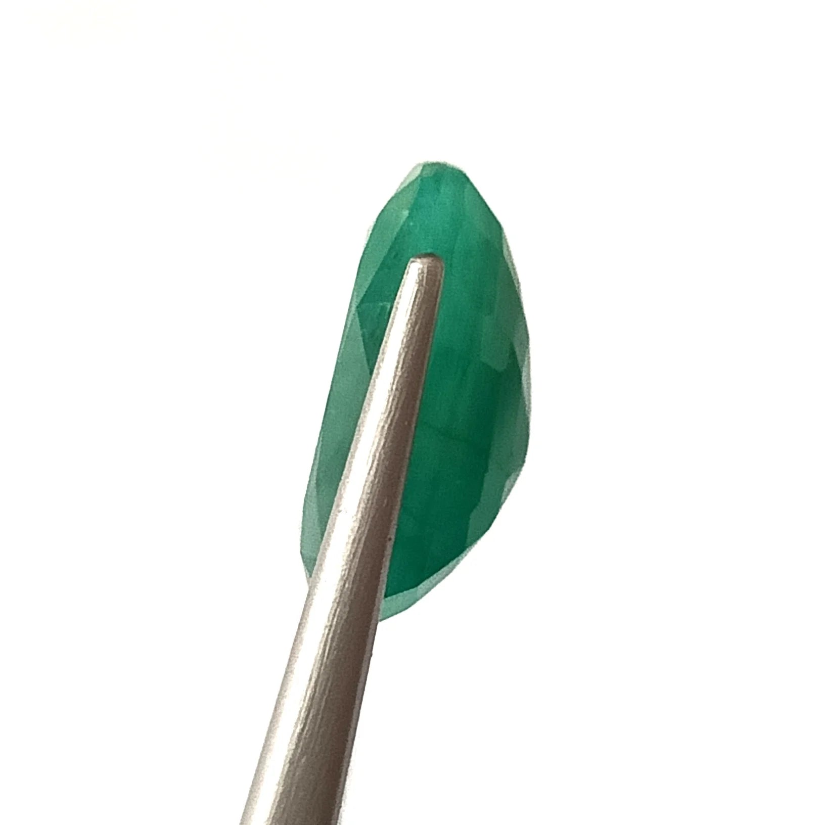 Oval green emerald gemstone, side profile showing thickness and facets