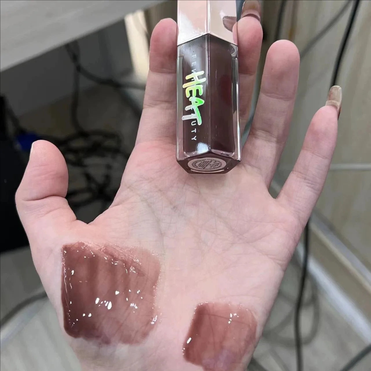 Tidesmit transparent glitter lip gloss texture close-up moisturizing liquid lip plumper for face makeup