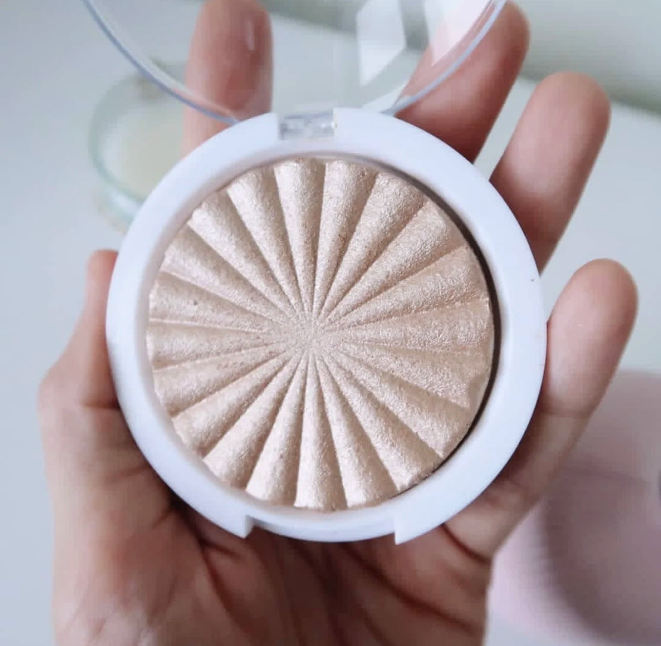 Tidesmit 3D pearlescent shimmer highlighter powder swatch showing texture and bright matte finish for face makeup