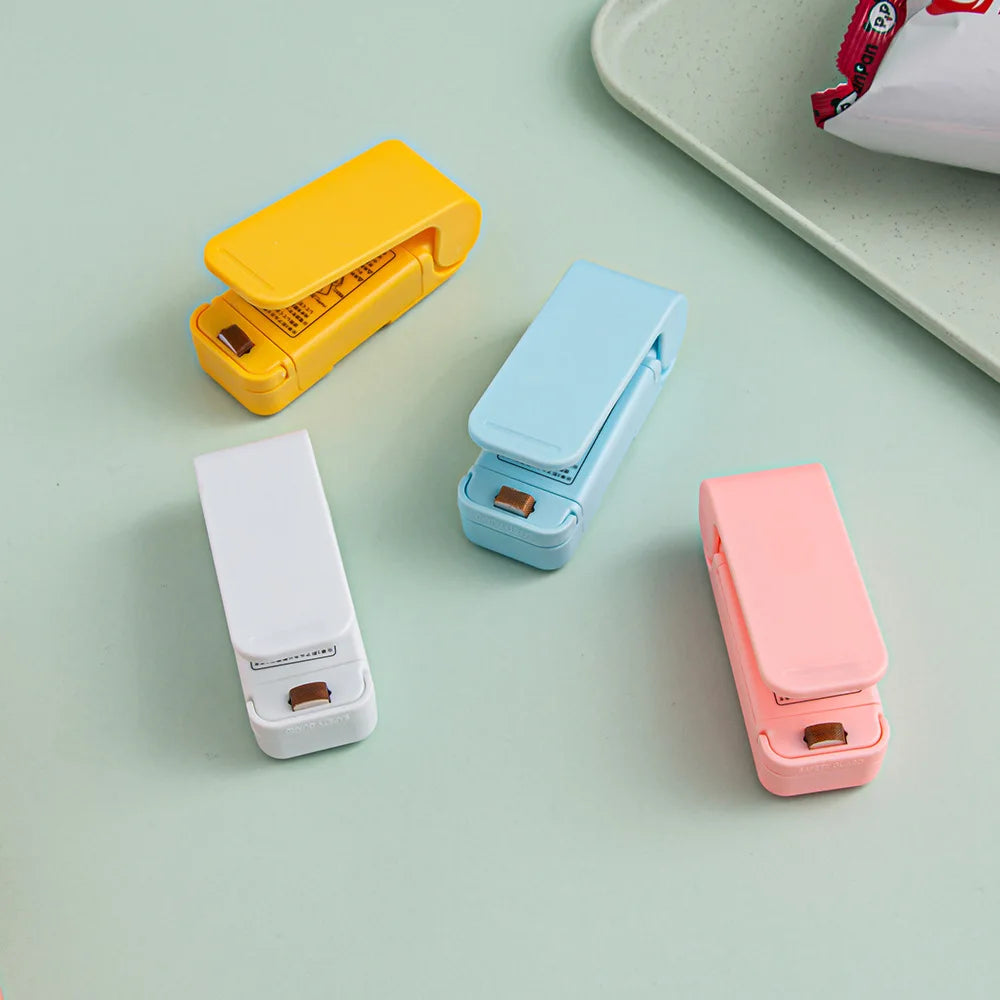 Mini Vacuum Sealer Machine Portable Food Sealer for Household Plastic Bag Sealing Snack Pack Fresh Keeping Moisture Proof