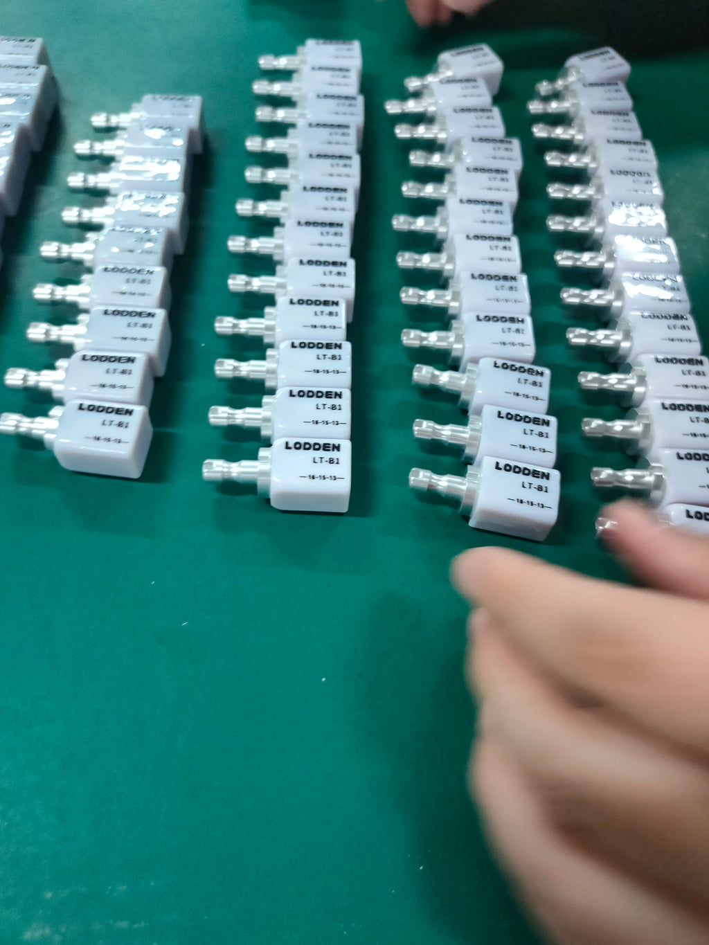 Lodden 10PCS Lithium Disilicate C14 Dental Glass Ceramic Blocks CAD CAM Sirona Cerec Block HT LT MT Lab Veneer Dentist Materials