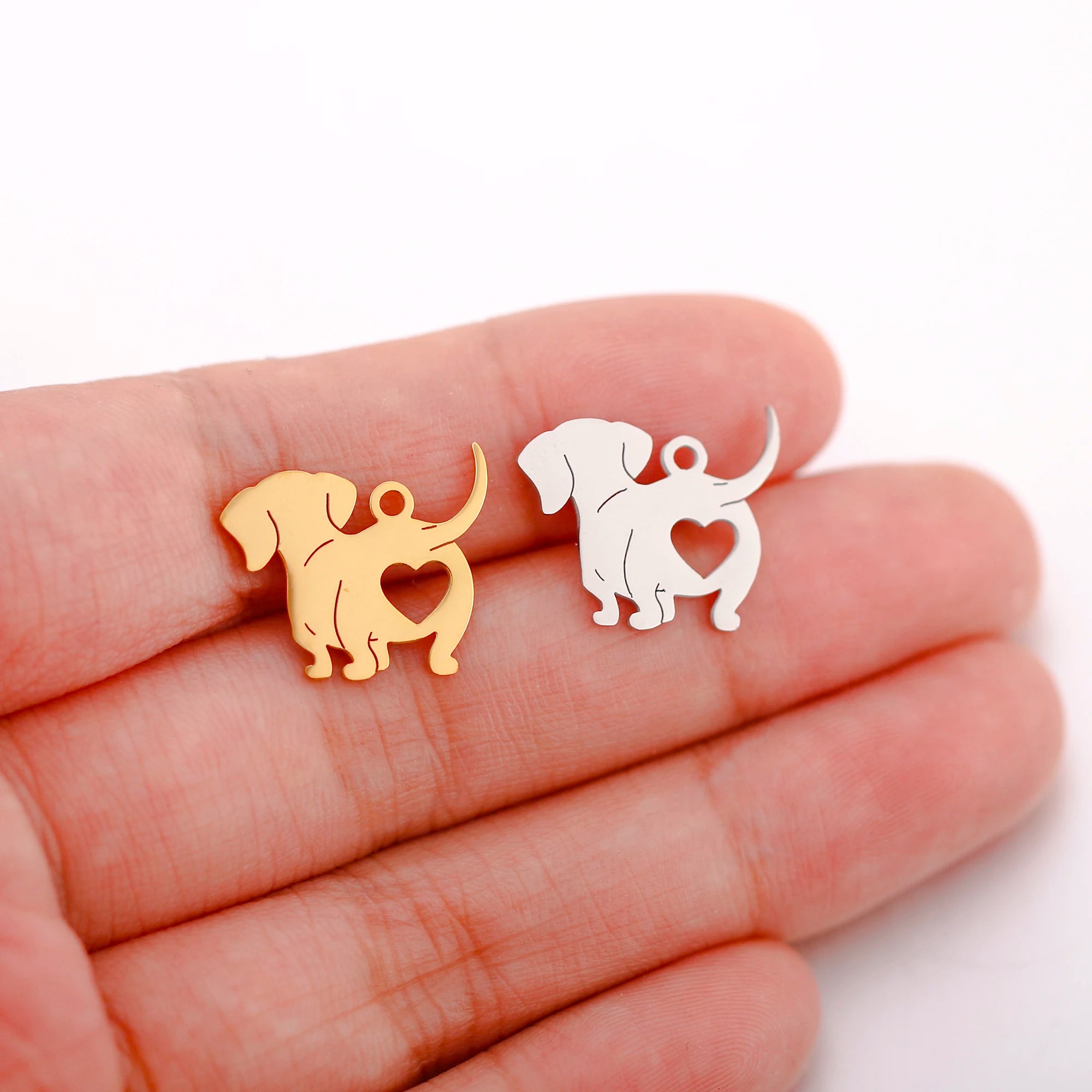 Gold and silver heart-shaped dog charms for DIY pet jewelry, necklaces, and bracelets, made of durable stainless steel.