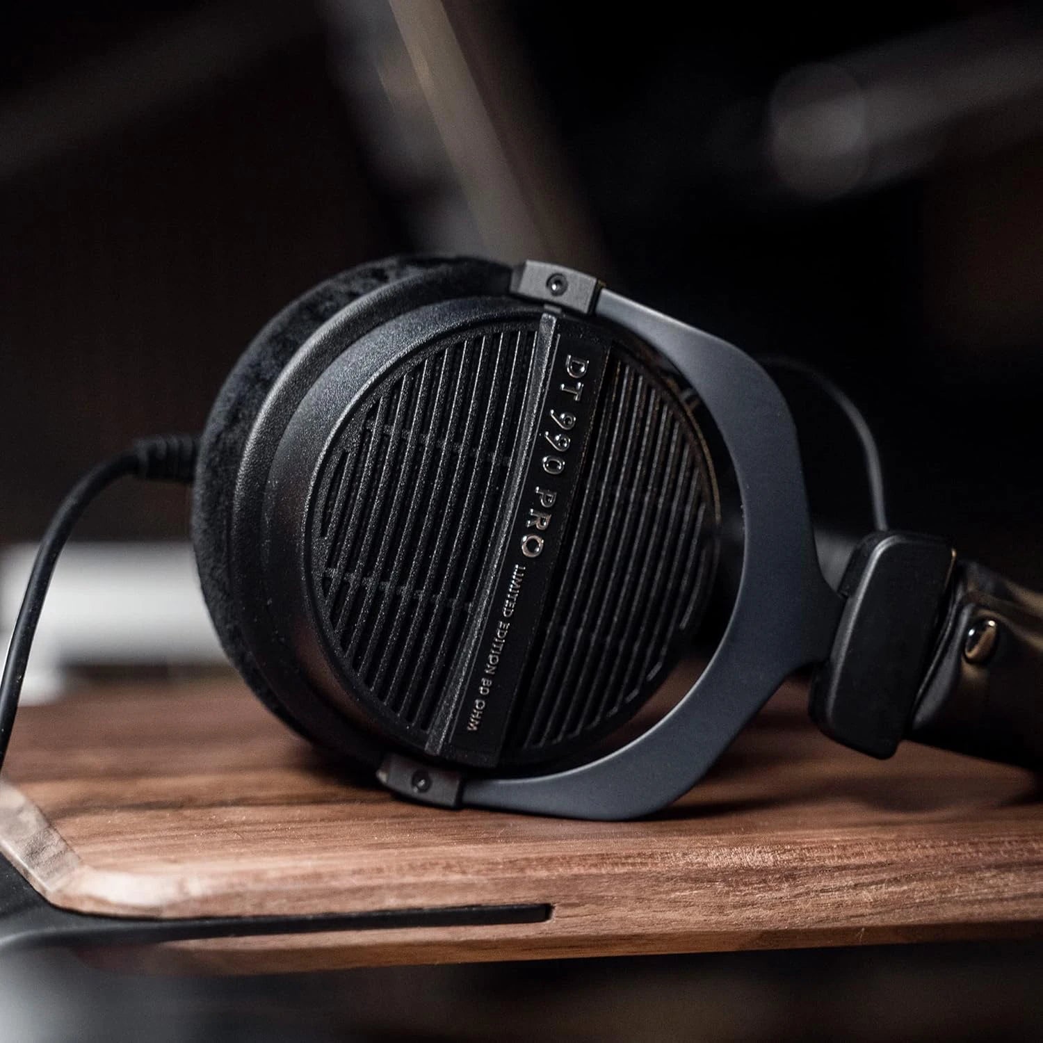 DT990 PRO Studio Headphones: Over-Ear Open-Back for Precise Mixing Tidesmit