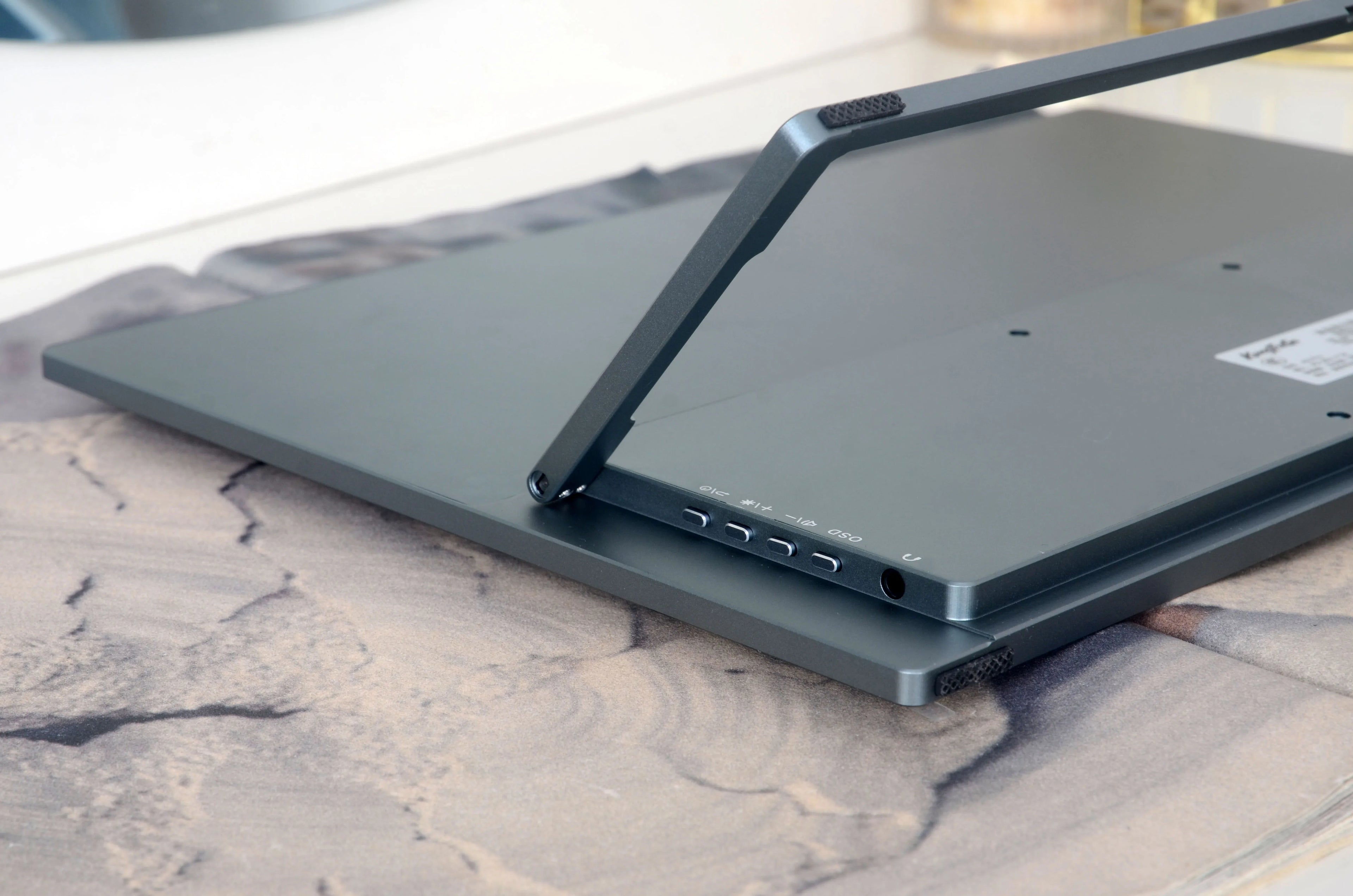 16-inch 2.5K Touchscreen Full Aluminum CNC Full Lamination 144Hz High-Definition High-Brightness One-Cable Portable Monitor